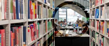 Bücherregal mit überlagerter Lupe
